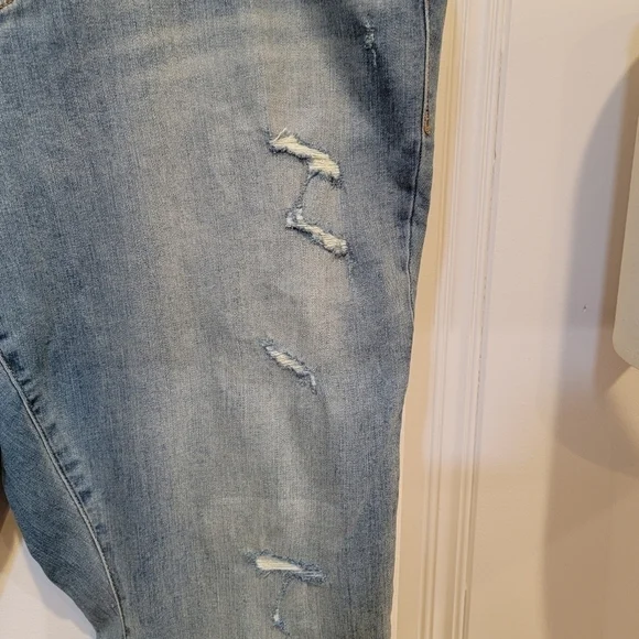 Torrid Light Wash Distressed Skinny Jeans Size 24R - Picture 11 of 17